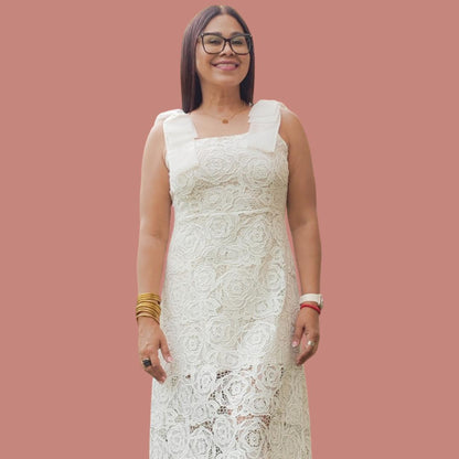 Vestido de encajes con lazos en las mangas